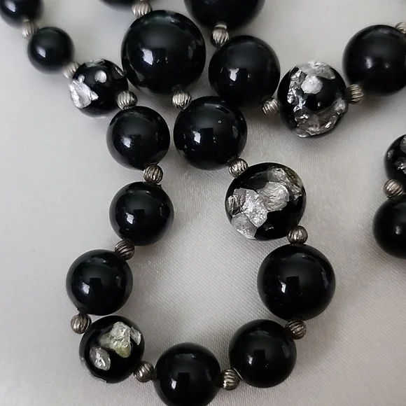 Rare VINTAGE GLASS SILVER INFUSED MURANO GLASS BEADED NECKLACE WITH BARREL CLASP - Picture 6 of 13